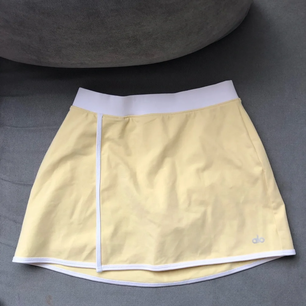 Alo Yoga Airbrush Streamlined Skirt Warm Butter/White XS